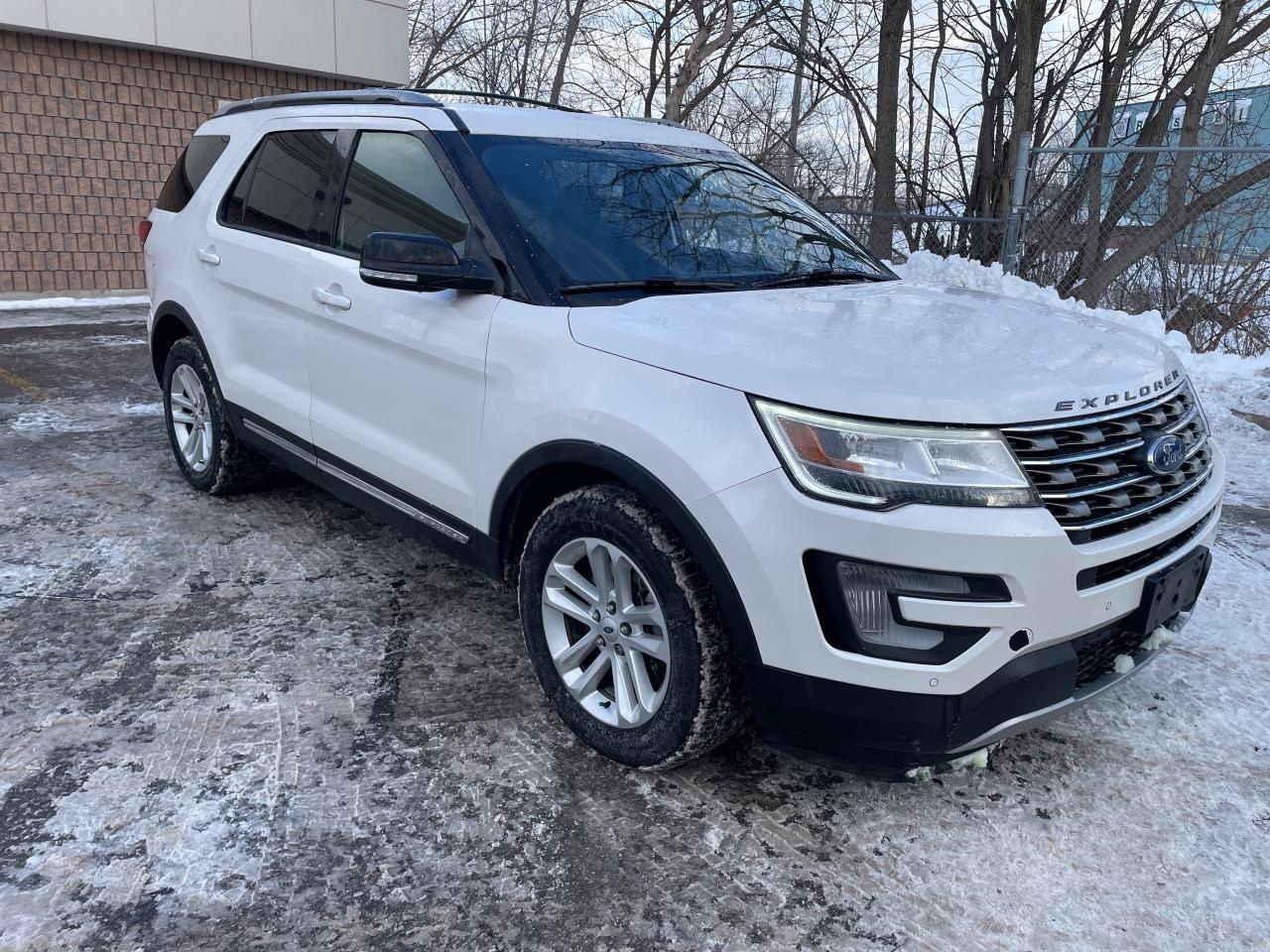 2017 Ford Explorer XLT Photo2