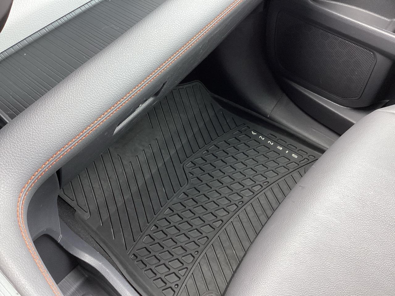 2023 Toyota Sienna XSE 7-Passenger FWD Photo3