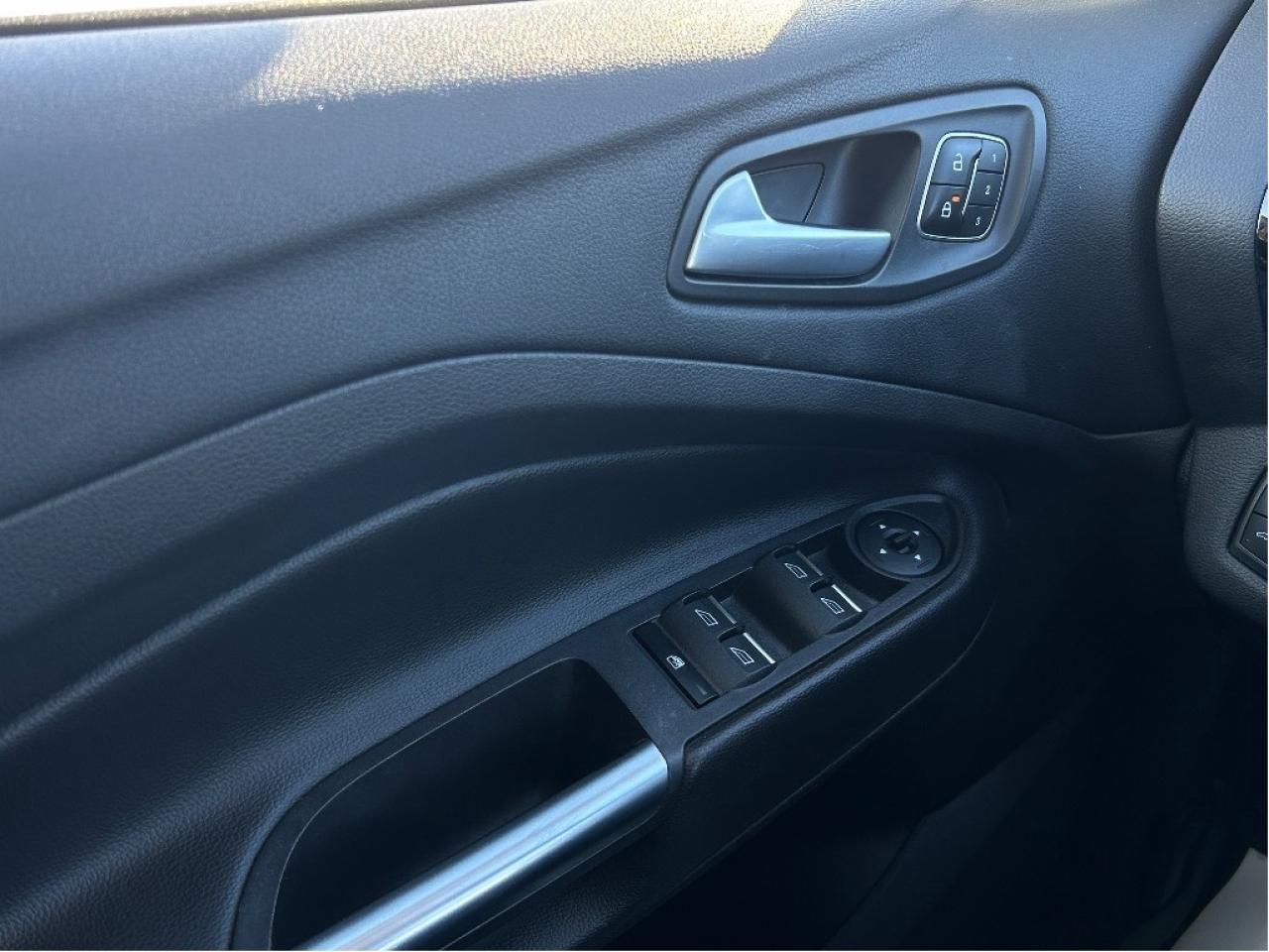 2017 Ford Escape Titanium LEATHER/NAV/SUNROOF CALL PICTON 114K KM'S Photo