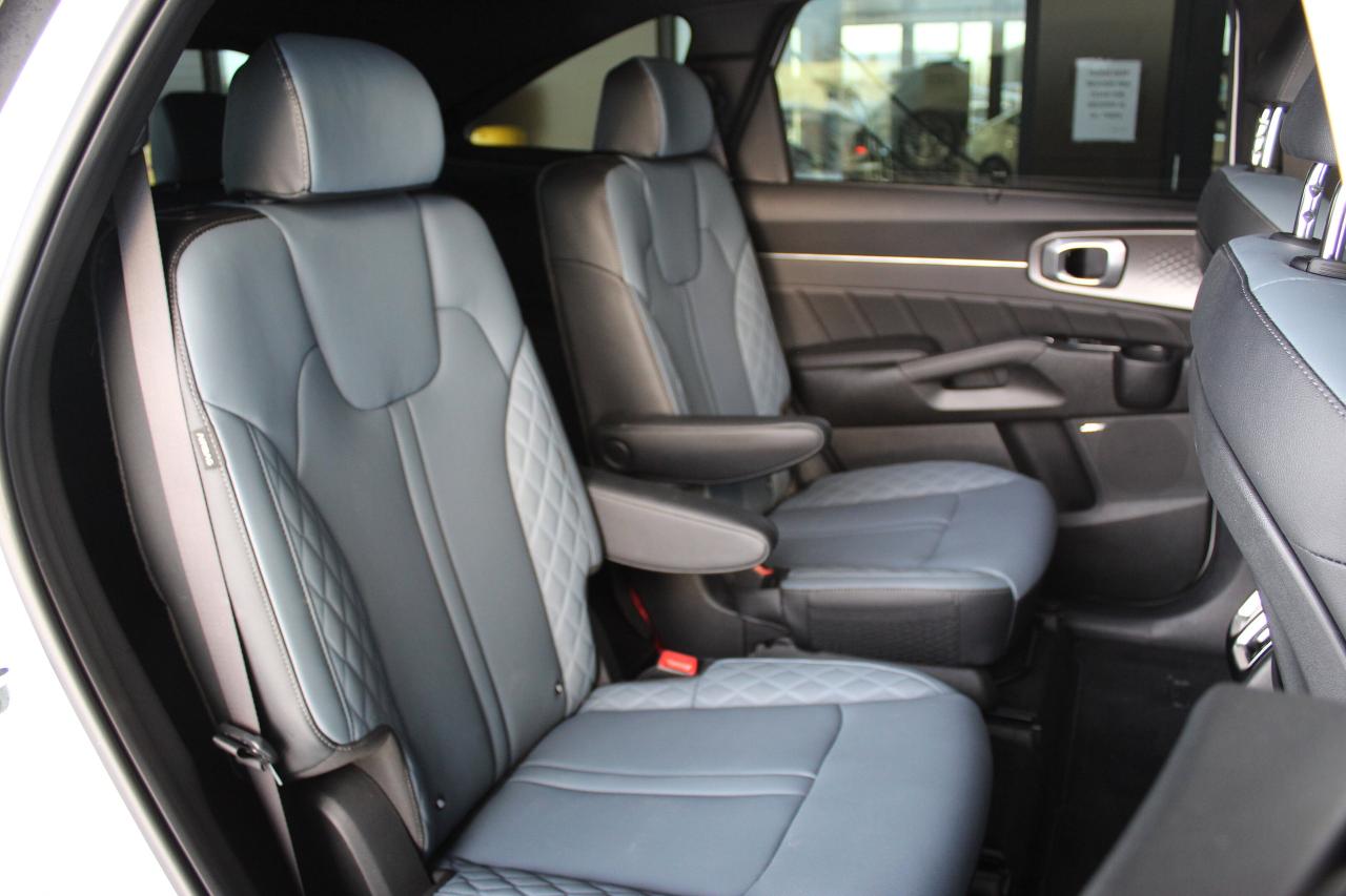 2025 Kia Sorento Plug-In Hybrid SX, AWD, 1-Owner, Fully loaded, HYBRID Photo