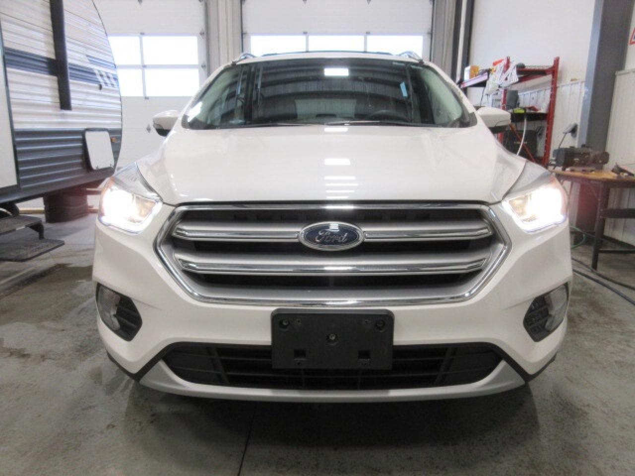 2017 Ford Escape TITANIUM AWD, NAV, ROOF, LEATHER, 77K! Photo2