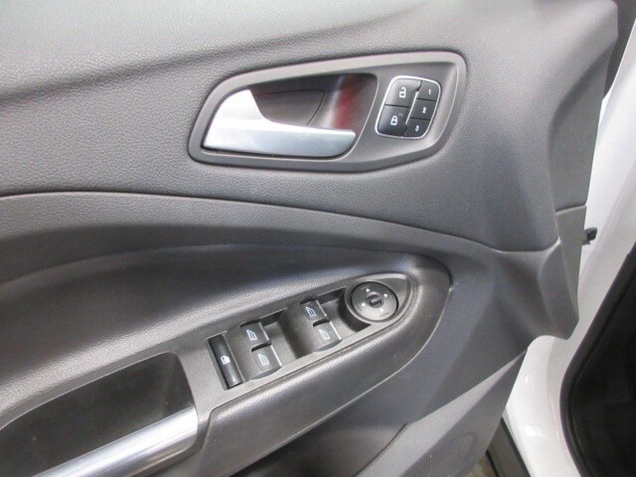 2017 Ford Escape TITANIUM AWD, NAV, ROOF, LEATHER, 77K! Photo