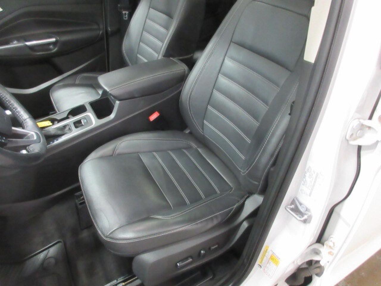 2017 Ford Escape TITANIUM AWD, NAV, ROOF, LEATHER, 77K! Photo