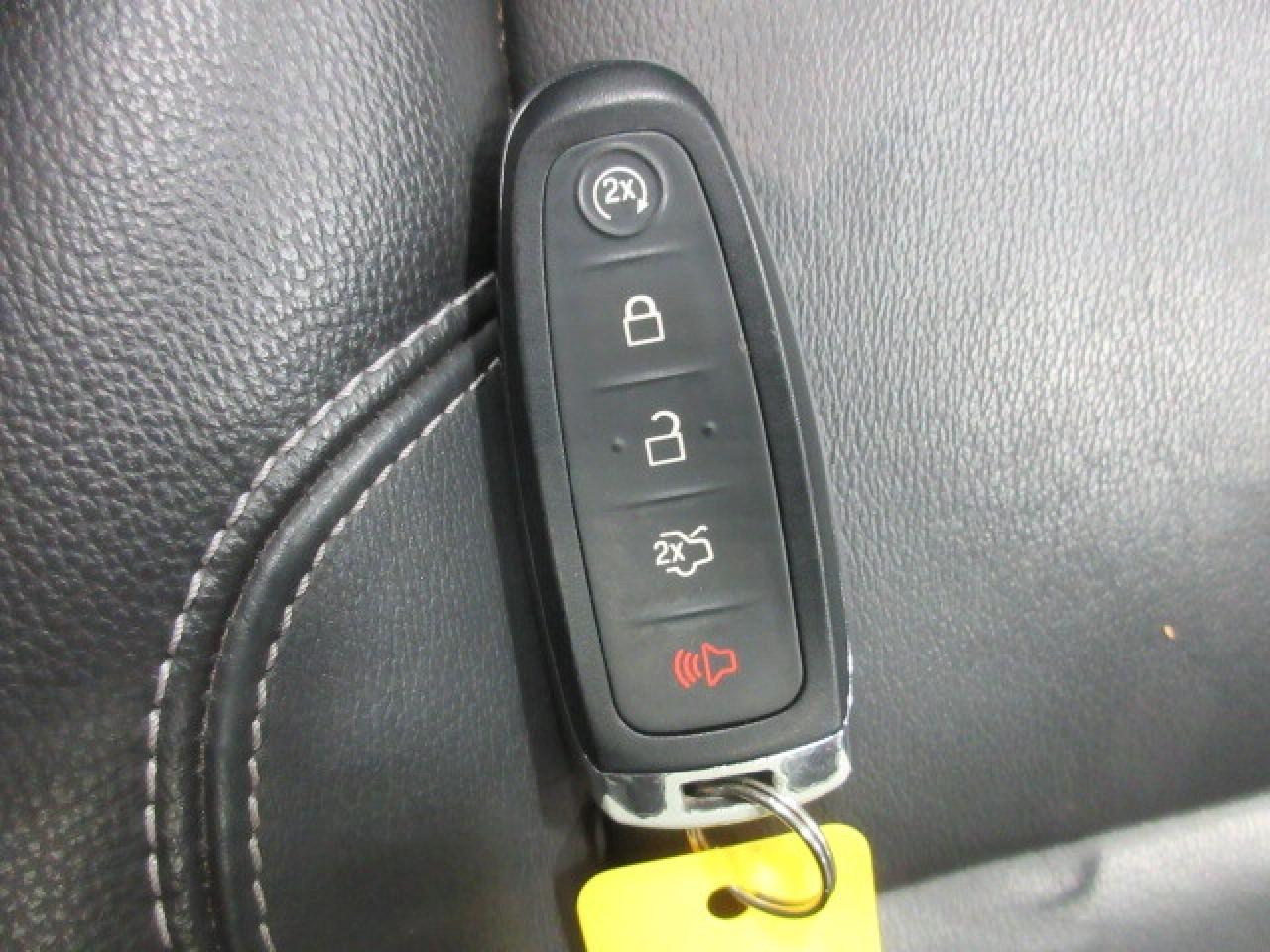 2017 Ford Escape TITANIUM AWD, NAV, ROOF, LEATHER, 77K! Photo