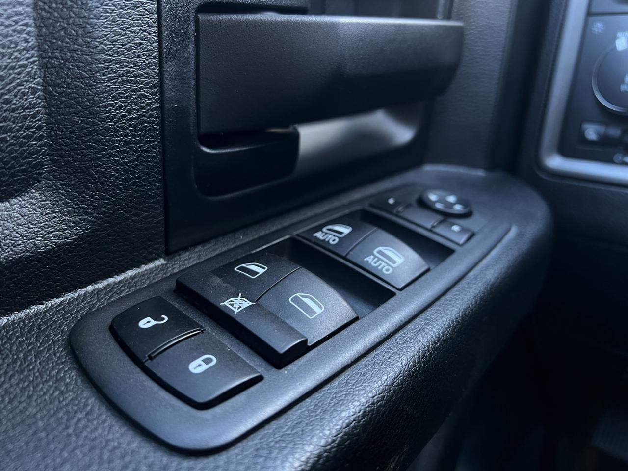 2022 RAM 1500 Classic EXPRESS CREW CAB 5.7 HEMI 4X4   Htd Seats   Rev Ca Photo