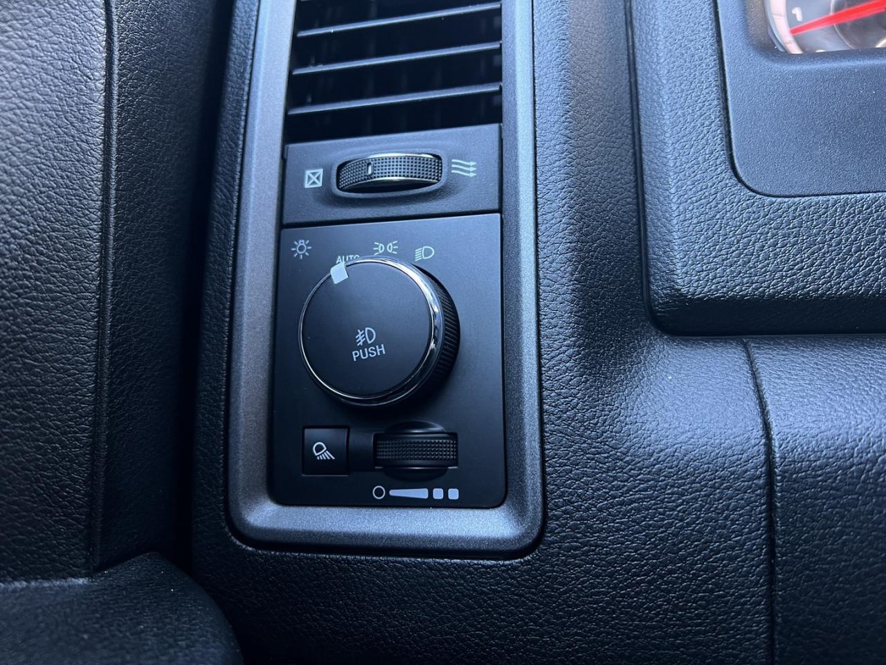 2022 RAM 1500 Classic EXPRESS CREW CAB 5.7 HEMI 4X4   Htd Seats   Rev Ca Photo