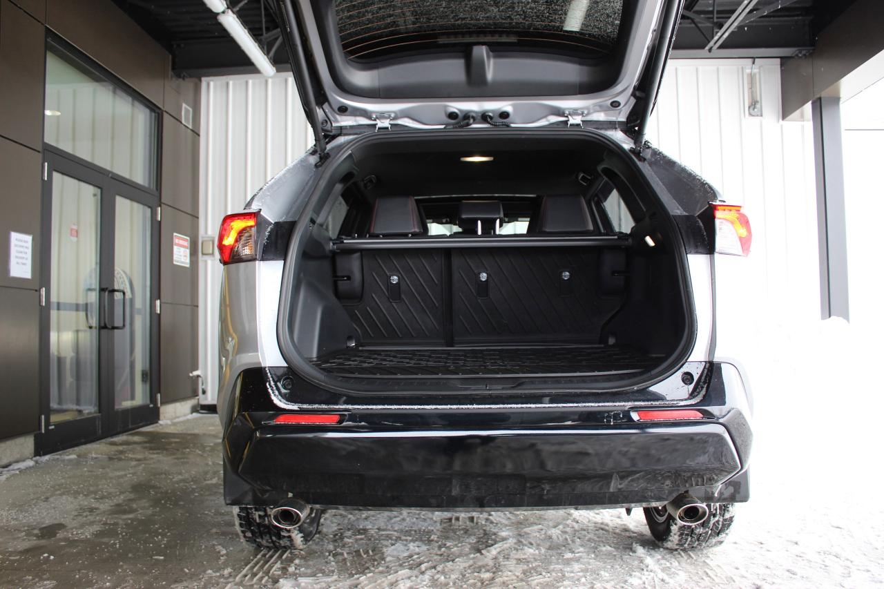 2025 Toyota RAV4 Plug-In Hybrid XSE AWD ONLY 8000 KILO 1-OWNER Photo4
