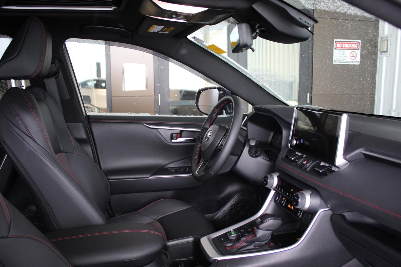 2025 Toyota RAV4 Plug-In Hybrid XSE AWD ONLY 8000 KILO 1-OWNER Photo