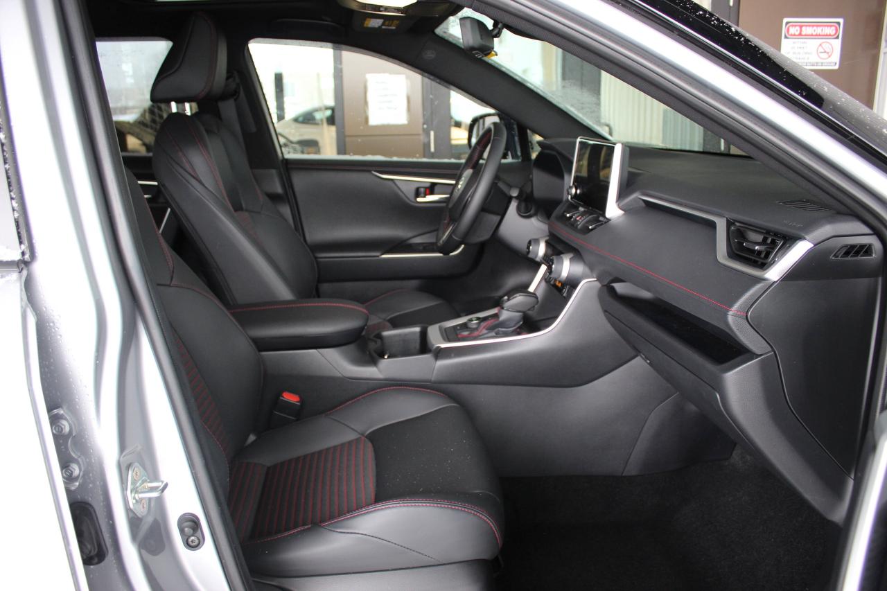 2025 Toyota RAV4 Plug-In Hybrid XSE AWD ONLY 8000 KILO 1-OWNER Photo