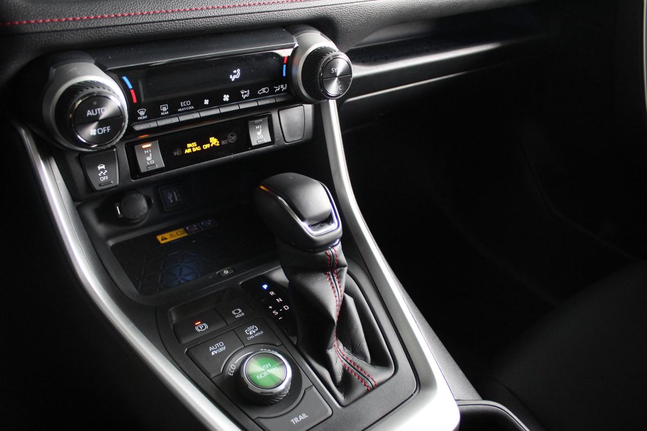 2025 Toyota RAV4 Plug-In Hybrid XSE AWD ONLY 8000 KILO 1-OWNER Photo