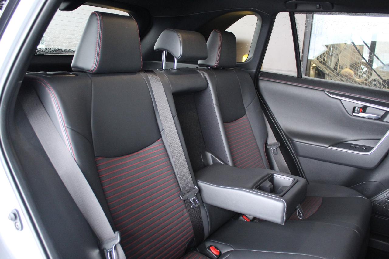 2025 Toyota RAV4 Plug-In Hybrid XSE AWD ONLY 8000 KILO 1-OWNER Photo