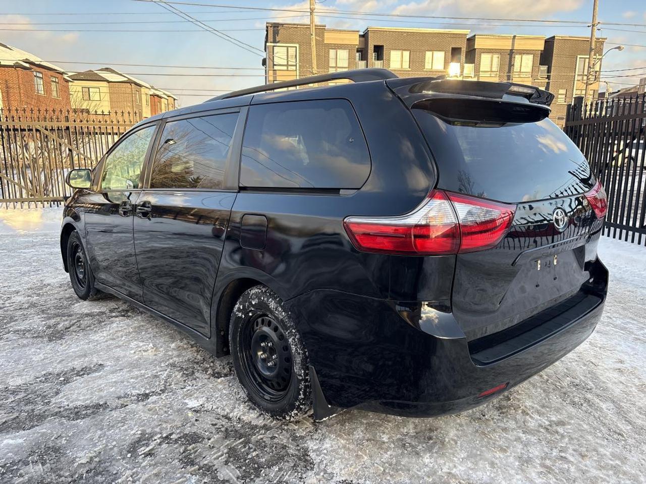 2020 Toyota Sienna LE Winter Tires/Winter Mats Included Photo3