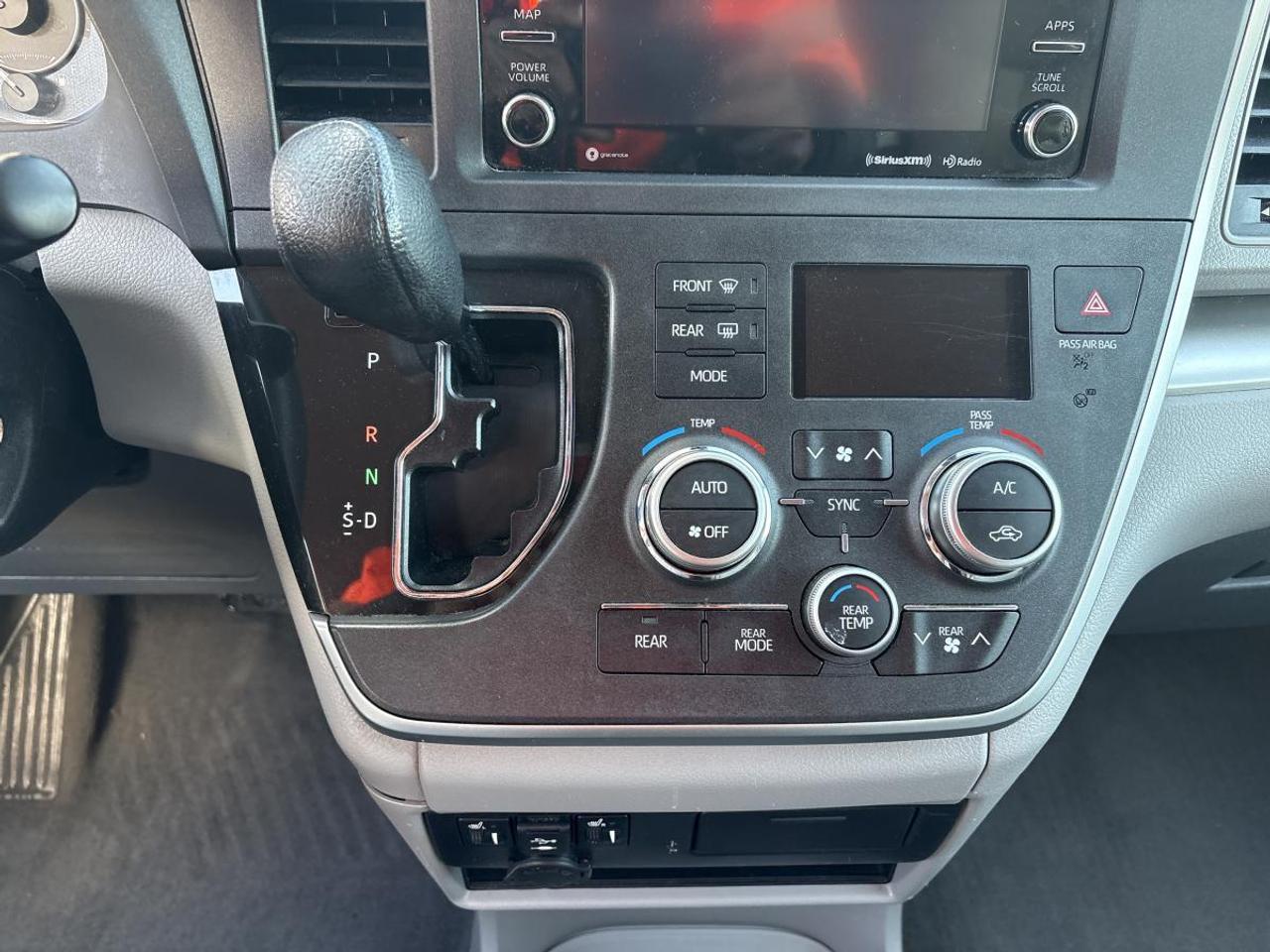 2020 Toyota Sienna LE Winter Tires/Winter Mats Included Photo