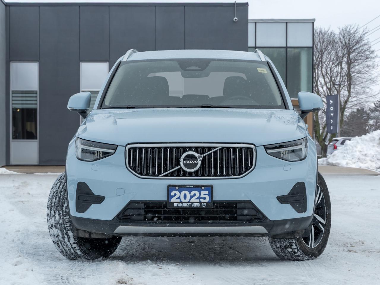 2025 Volvo XC40 B5 AWD Core Bright Theme  CPO FIN RATE 3.49%*-4%* Photo