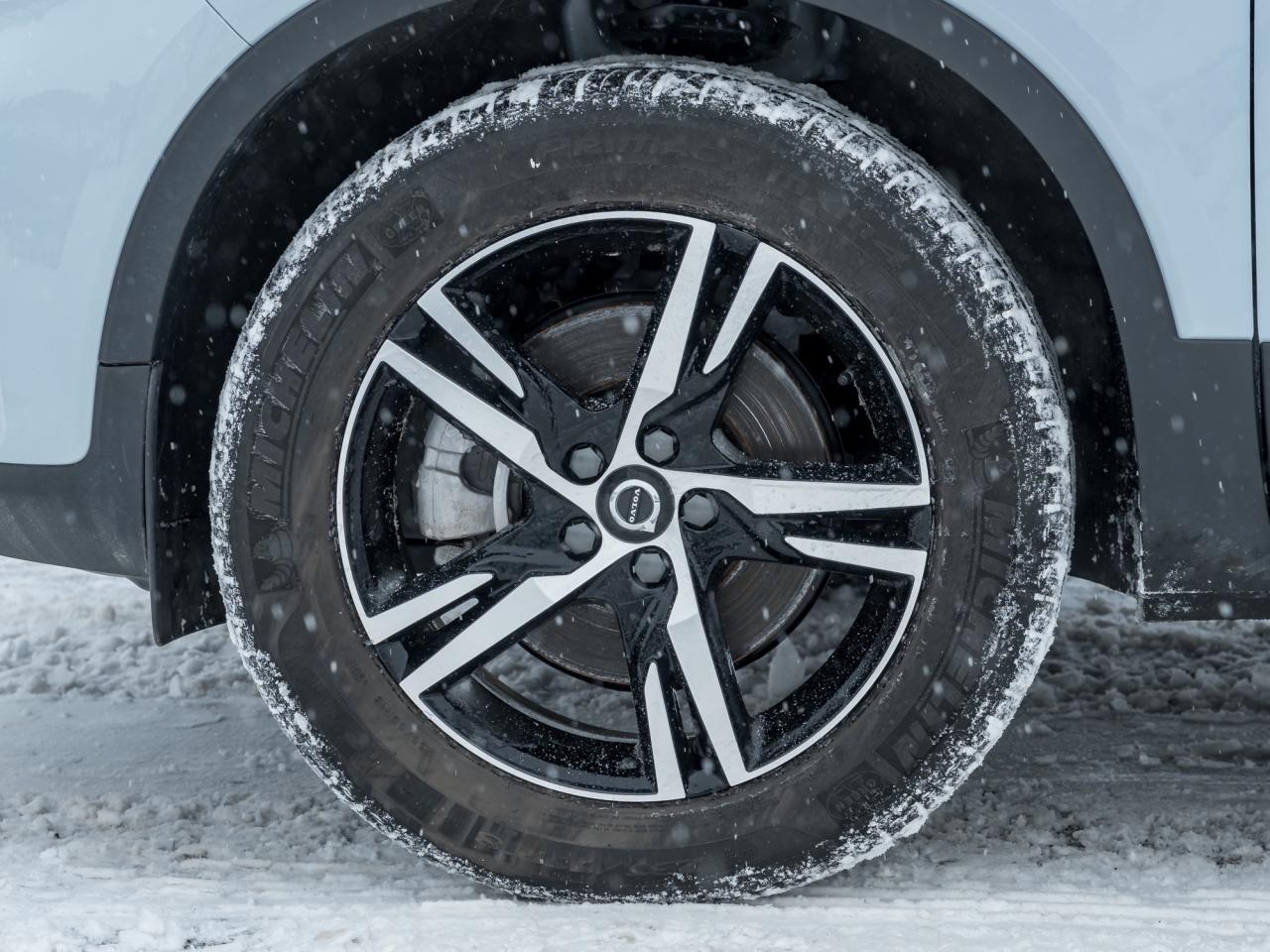 2025 Volvo XC40 B5 AWD Core Bright Theme  CPO FIN RATE 3.49%*-4%* Photo3