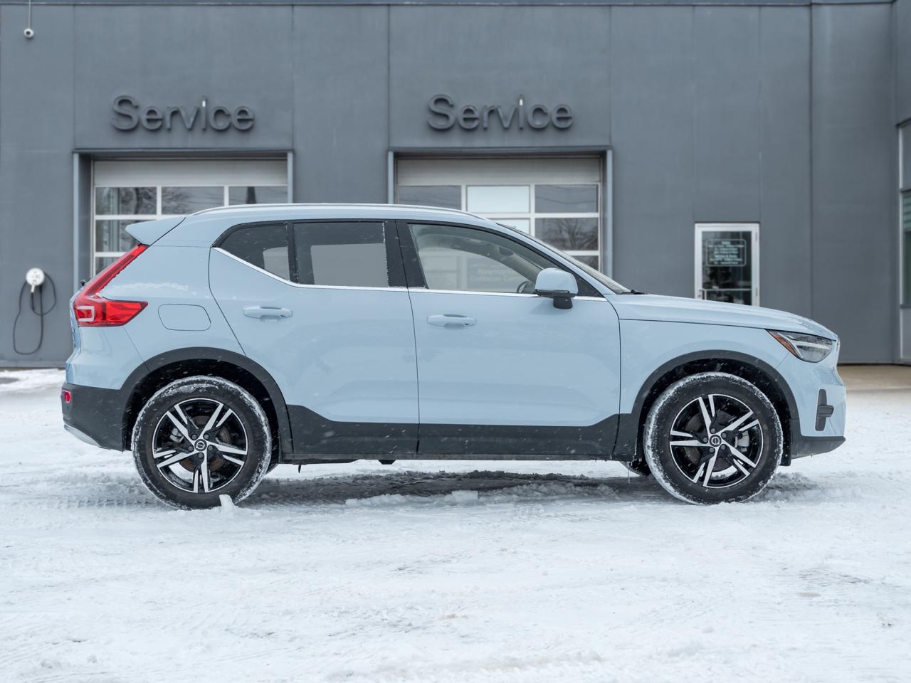 2025 Volvo XC40 B5 AWD Core Bright Theme  CPO FIN RATE 3.49%*-4%* Photo