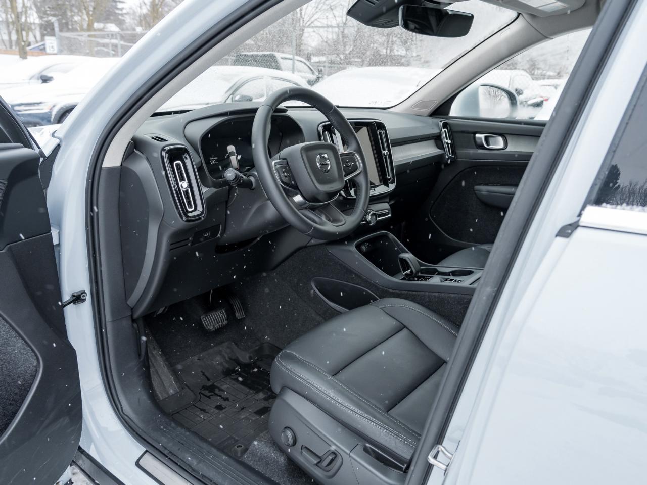 2025 Volvo XC40 B5 AWD Core Bright Theme  CPO FIN RATE 3.49%*-4%* Photo