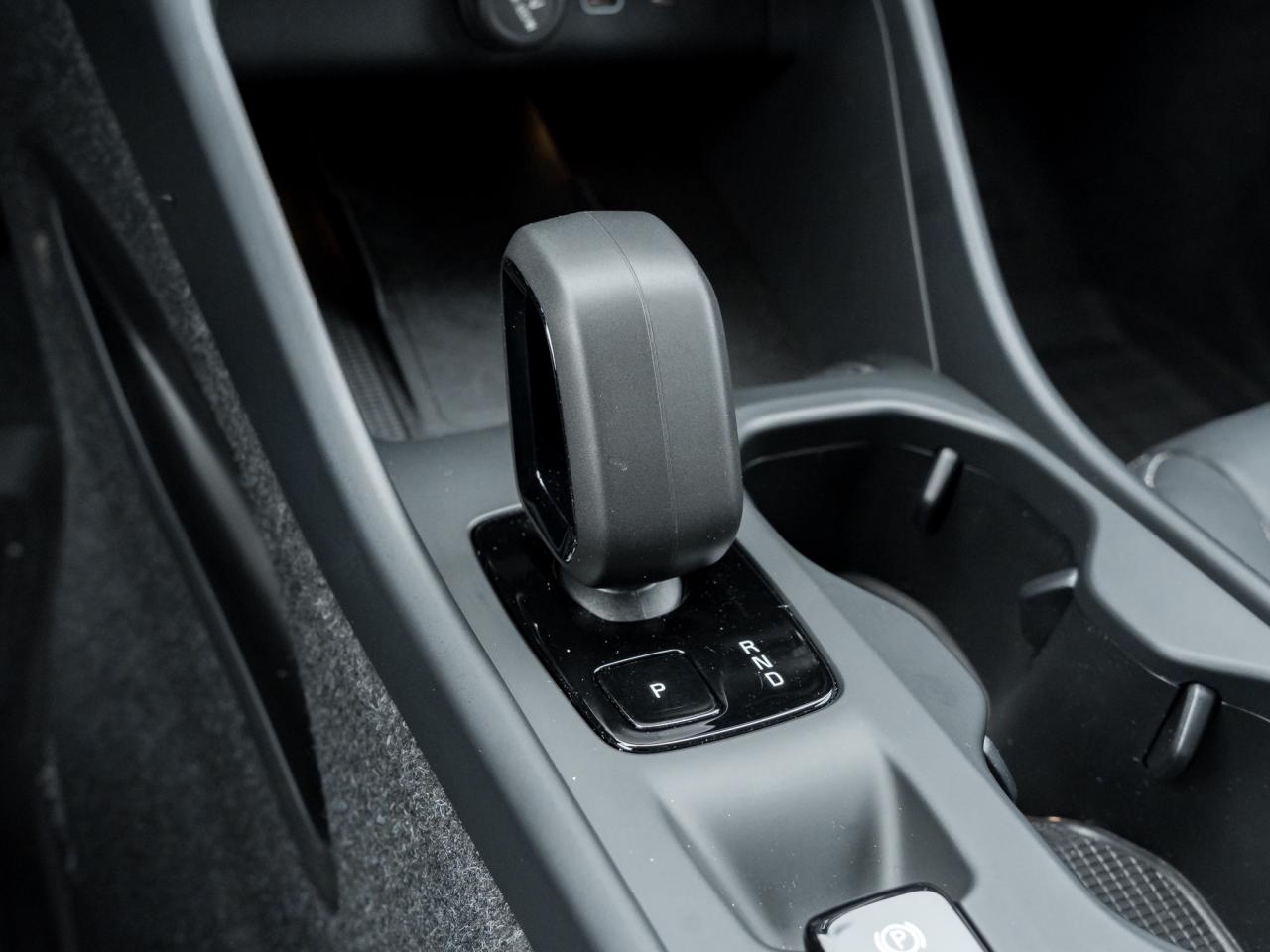 2025 Volvo XC40 B5 AWD Core Bright Theme  CPO FIN RATE 3.49%*-4%* Photo