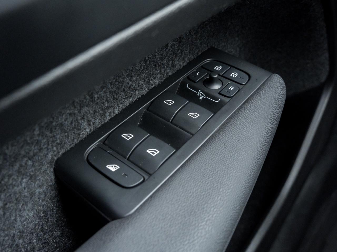 2025 Volvo XC40 B5 AWD Core Bright Theme  CPO FIN RATE 3.49%*-4%* Photo