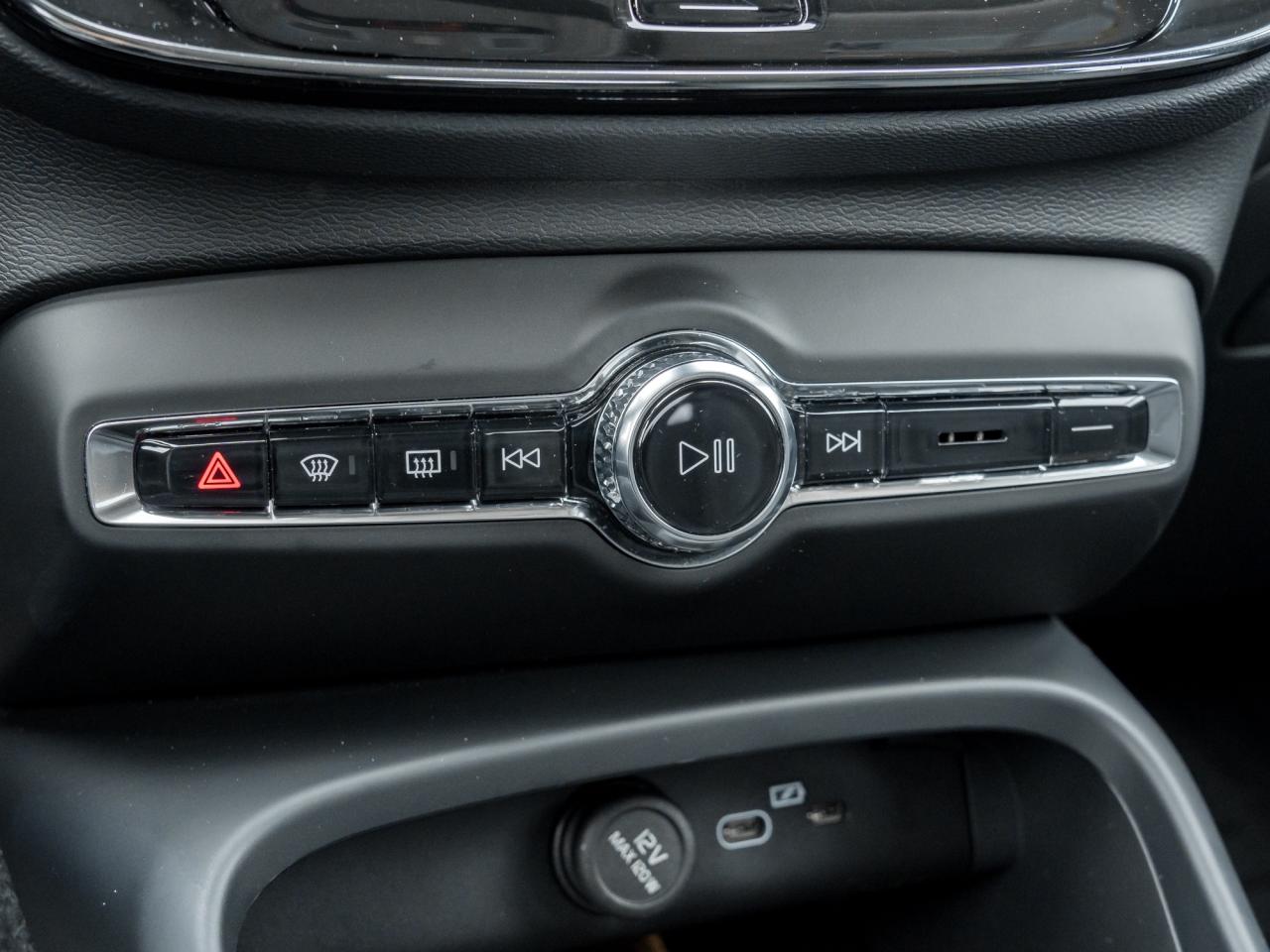 2025 Volvo XC40 B5 AWD Core Bright Theme  CPO FIN RATE 3.49%*-4%* Photo