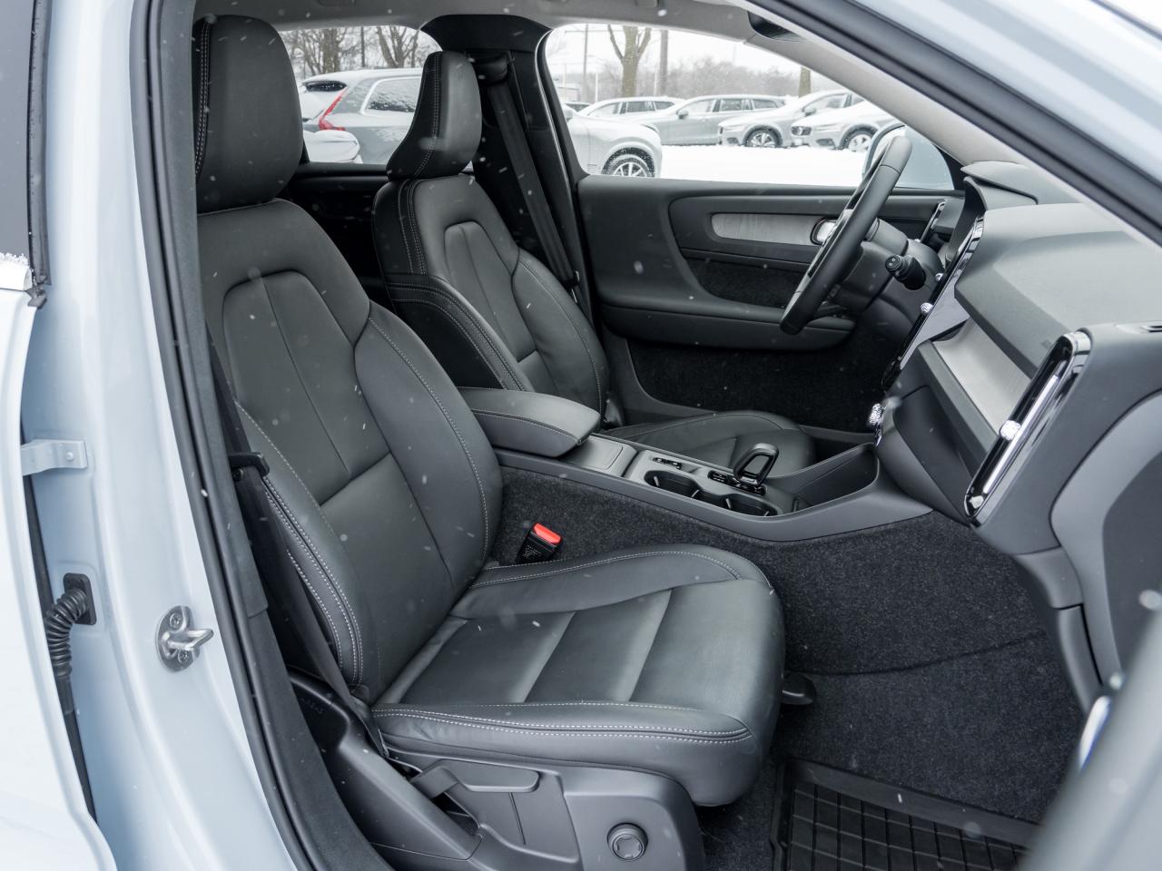 2025 Volvo XC40 B5 AWD Core Bright Theme  CPO FIN RATE 3.49%*-4%* Photo