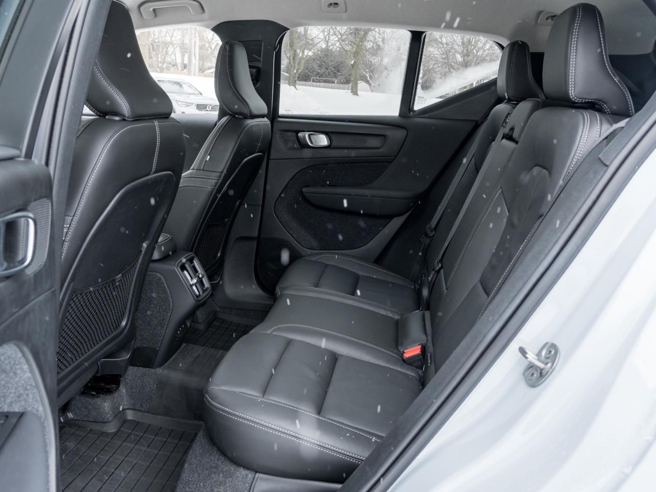 2025 Volvo XC40 B5 AWD Core Bright Theme  CPO FIN RATE 3.49%*-4%* Photo