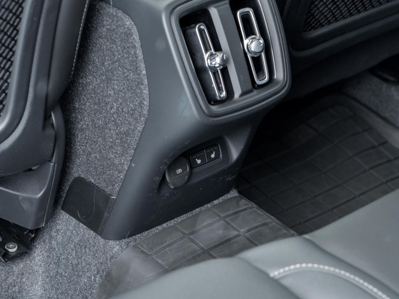 2025 Volvo XC40 B5 AWD Core Bright Theme  CPO FIN RATE 3.49%*-4%* Photo