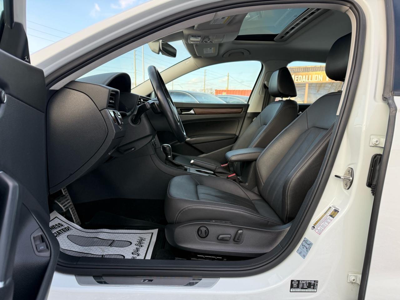 2020 Volkswagen Passat Execline R-Line  ACCIDENT FREE 1-OWNER MINT Photo