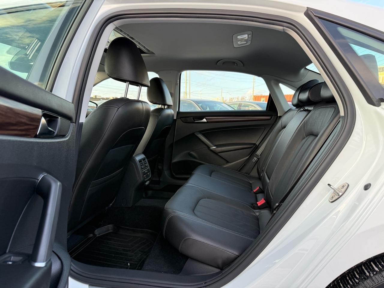 2020 Volkswagen Passat Execline R-Line  ACCIDENT FREE 1-OWNER MINT Photo