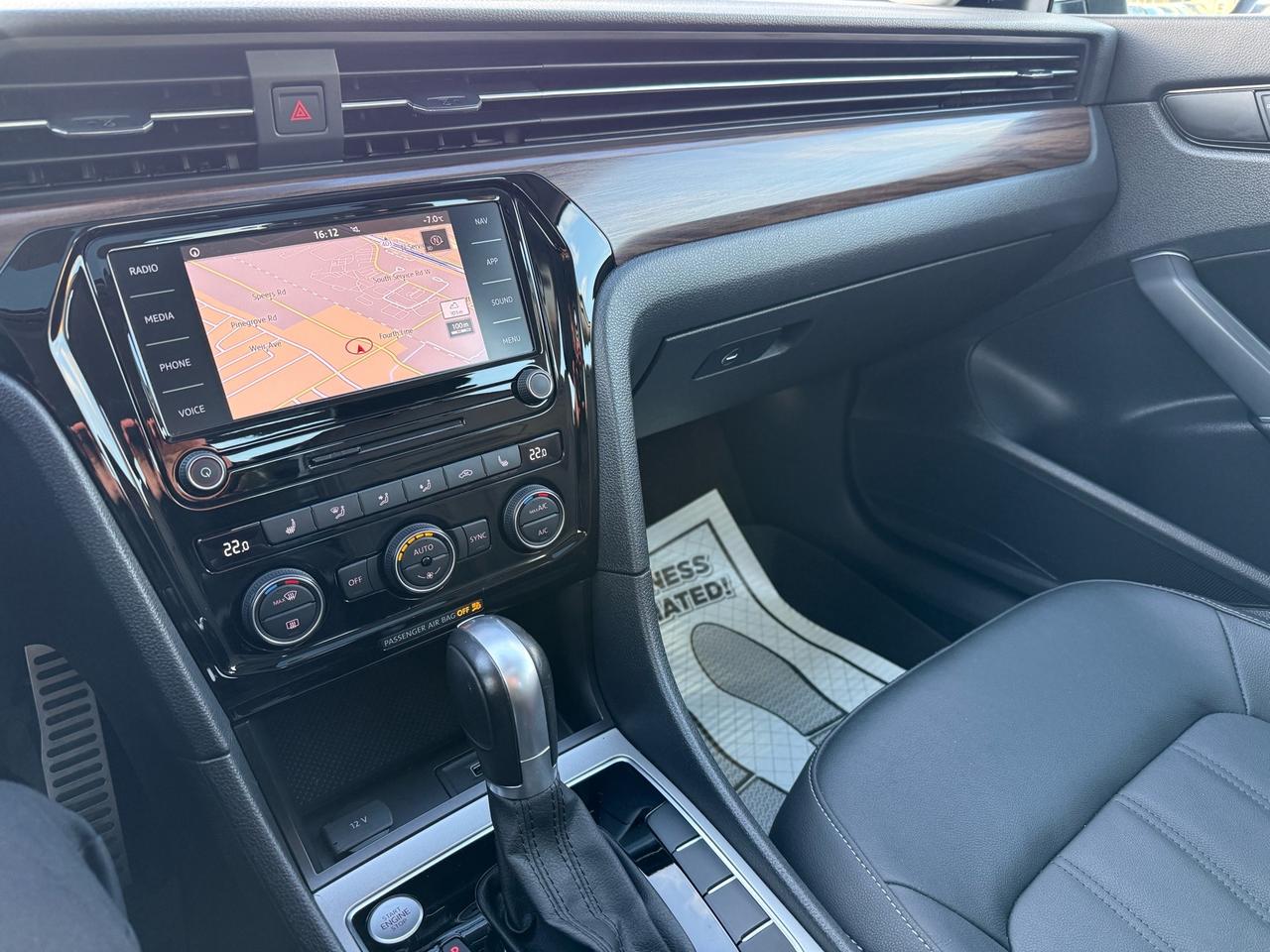 2020 Volkswagen Passat Execline R-Line  ACCIDENT FREE 1-OWNER MINT Photo