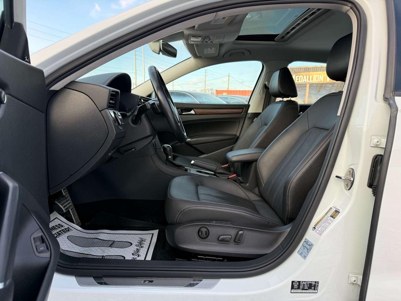 2020 Volkswagen Passat Execline R-Line  ACCIDENT FREE 1-OWNER MINT Photo
