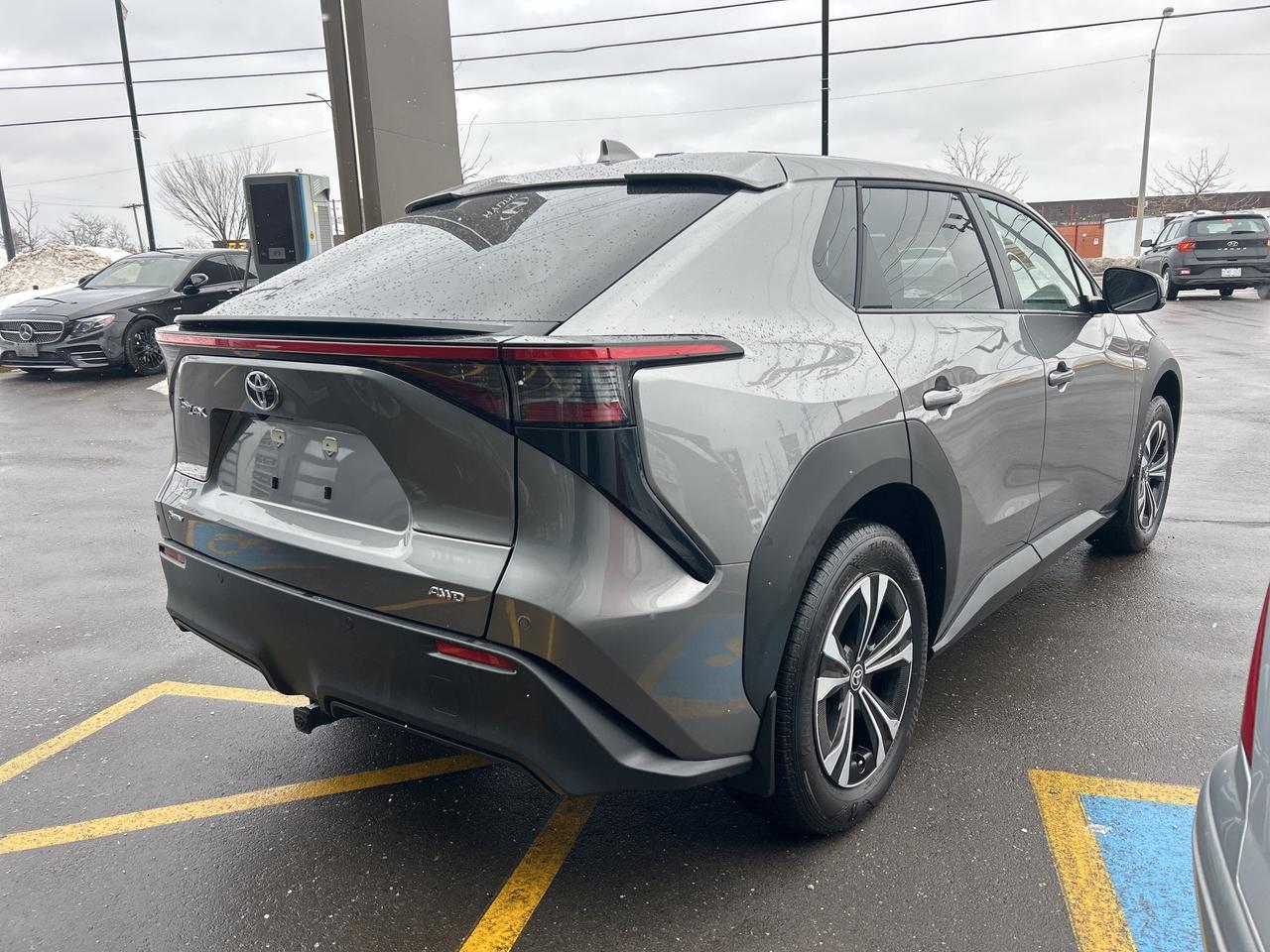 2024 Toyota bZ4X XLE AWD   CLEAN CARFAX   ONE OWNER Photo4