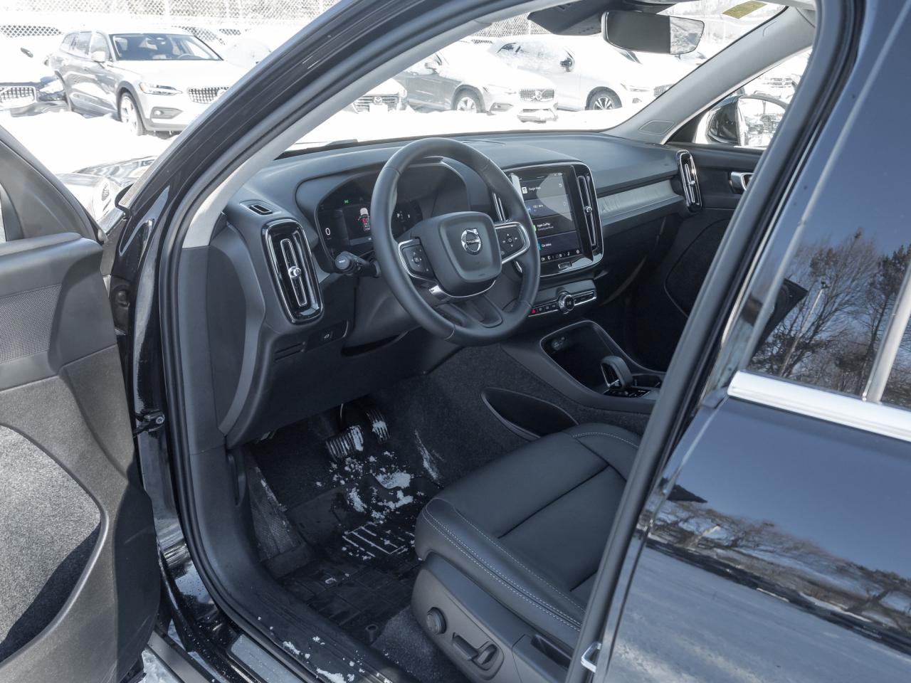 2025 Volvo XC40 B5 AWD Core Bright Theme  CPO FIN RATE 3.49%*-4%* Photo