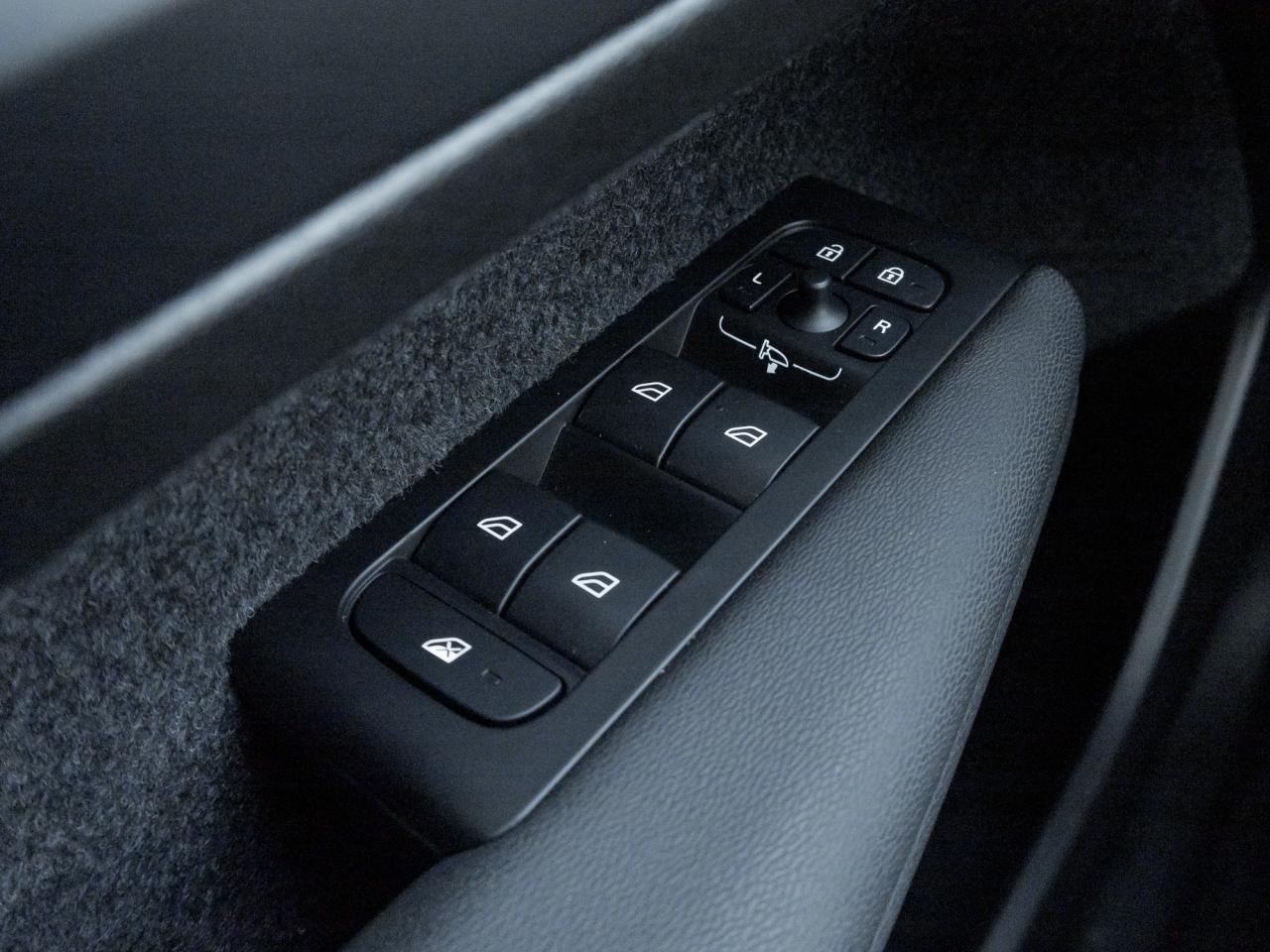 2025 Volvo XC40 B5 AWD Core Bright Theme  CPO FIN RATE 3.49%*-4%* Photo