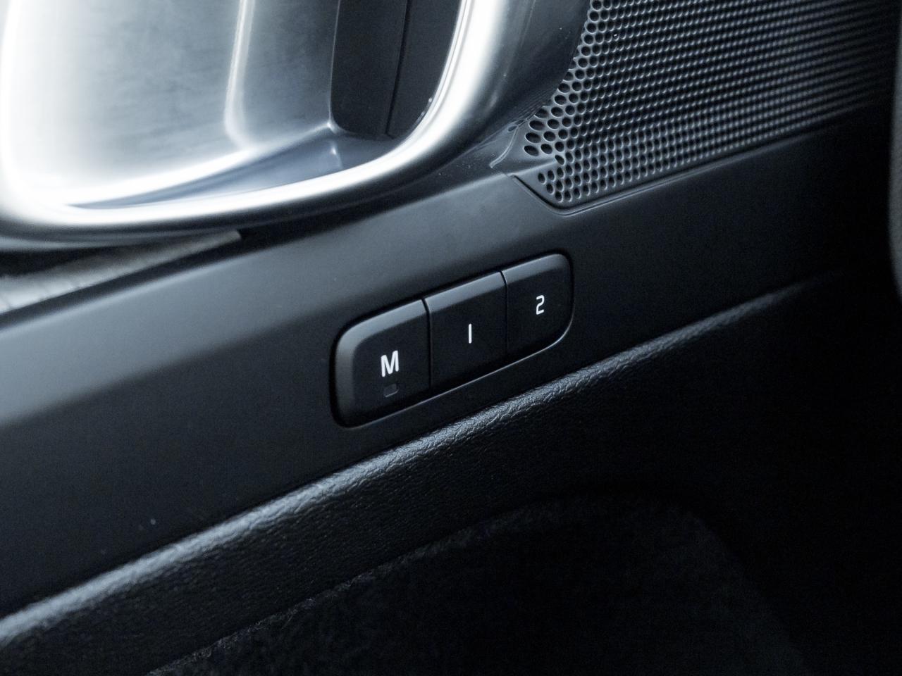 2025 Volvo XC40 B5 AWD Core Bright Theme  CPO FIN RATE 3.49%*-4%* Photo