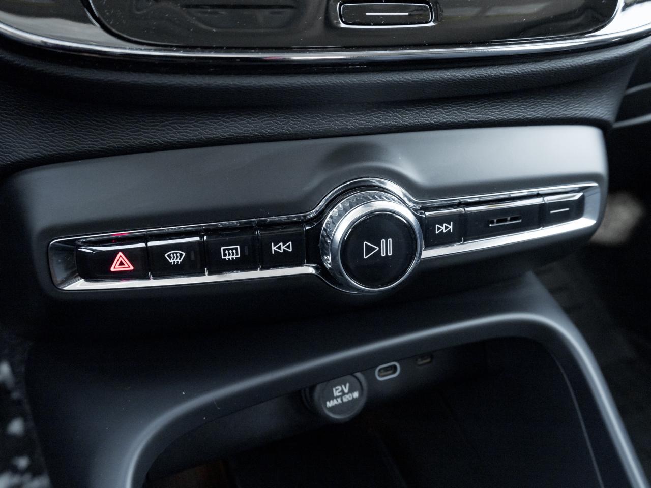 2025 Volvo XC40 B5 AWD Core Bright Theme  CPO FIN RATE 3.49%*-4%* Photo