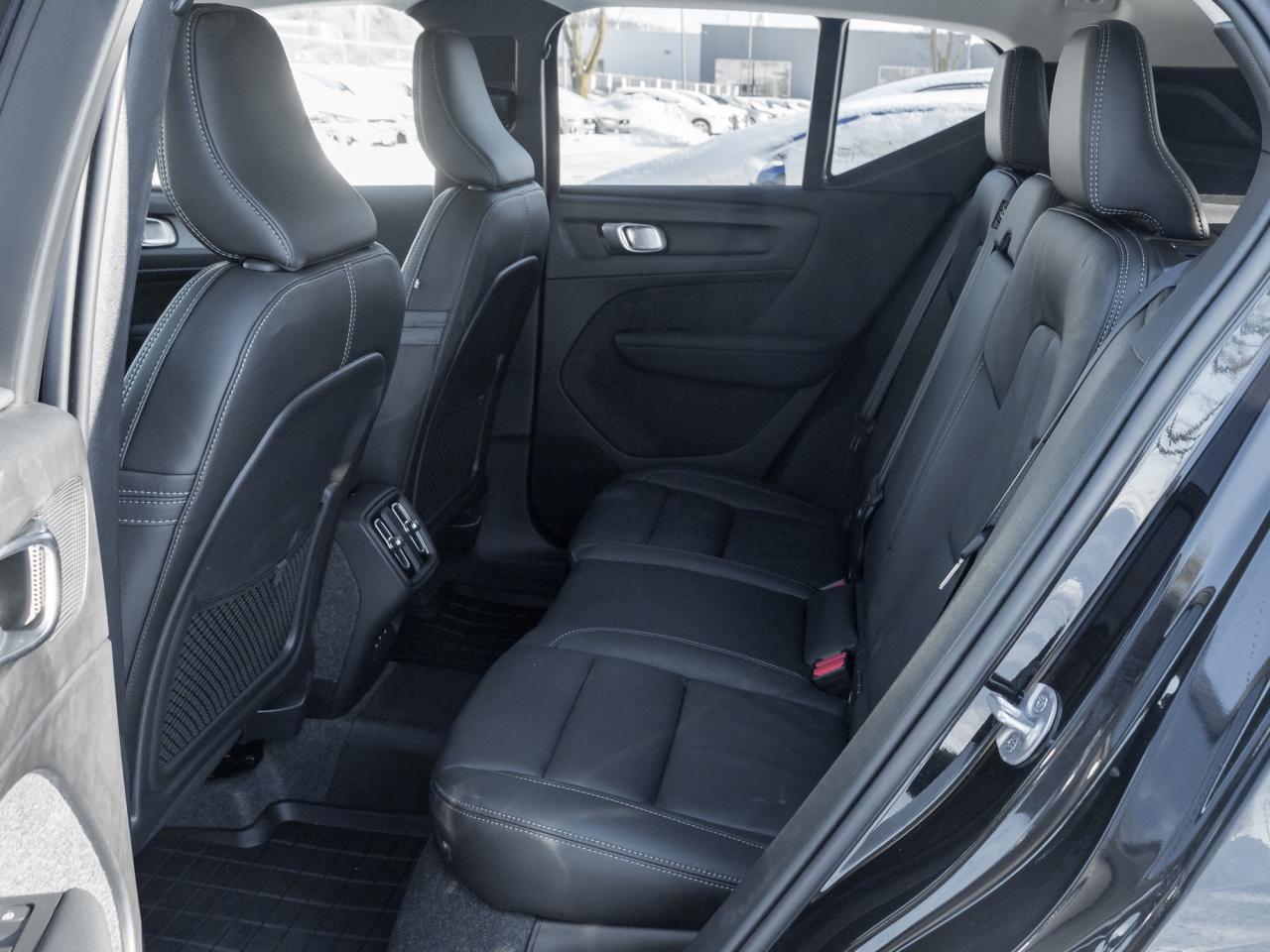 2025 Volvo XC40 B5 AWD Core Bright Theme  CPO FIN RATE 3.49%*-4%* Photo