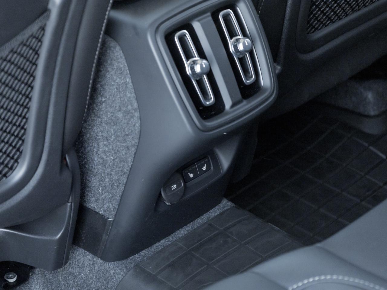 2025 Volvo XC40 B5 AWD Core Bright Theme  CPO FIN RATE 3.49%*-4%* Photo