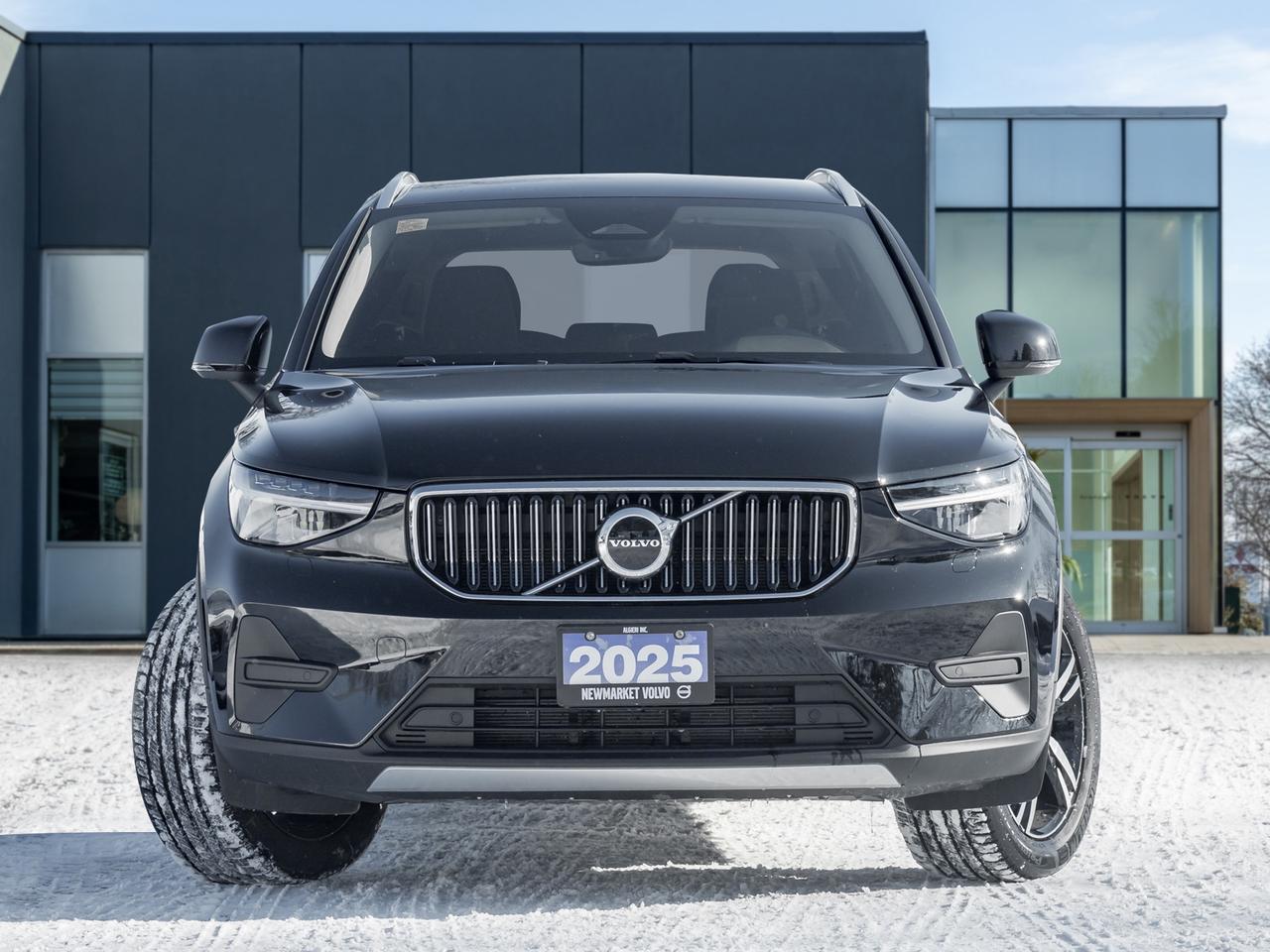 2025 Volvo XC40 B5 AWD Core Bright Theme  CPO FIN RATE 3.49%*-4%* Photo
