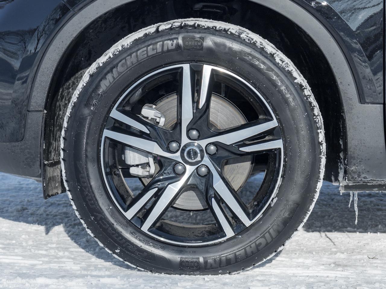 2025 Volvo XC40 B5 AWD Core Bright Theme  CPO FIN RATE 3.49%*-4%* Photo3