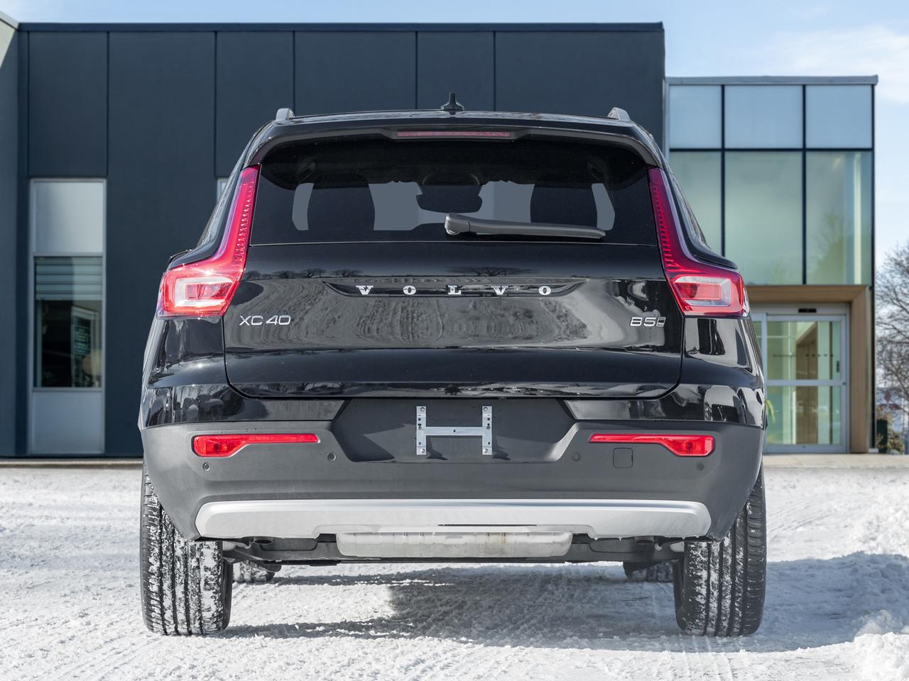 2025 Volvo XC40 B5 AWD Core Bright Theme  CPO FIN RATE 3.49%*-4%* Photo