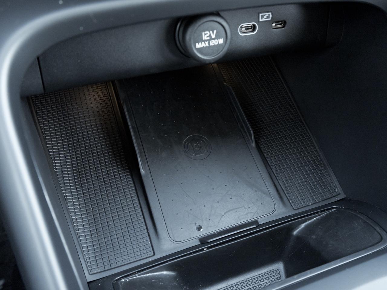 2025 Volvo XC40 B5 AWD Core Bright Theme  CPO FIN RATE 3.49%*-4%* Photo