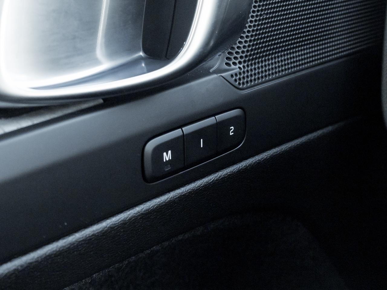 2025 Volvo XC40 B5 AWD Core Bright Theme  CPO FIN RATE 3.49%*-4%* Photo