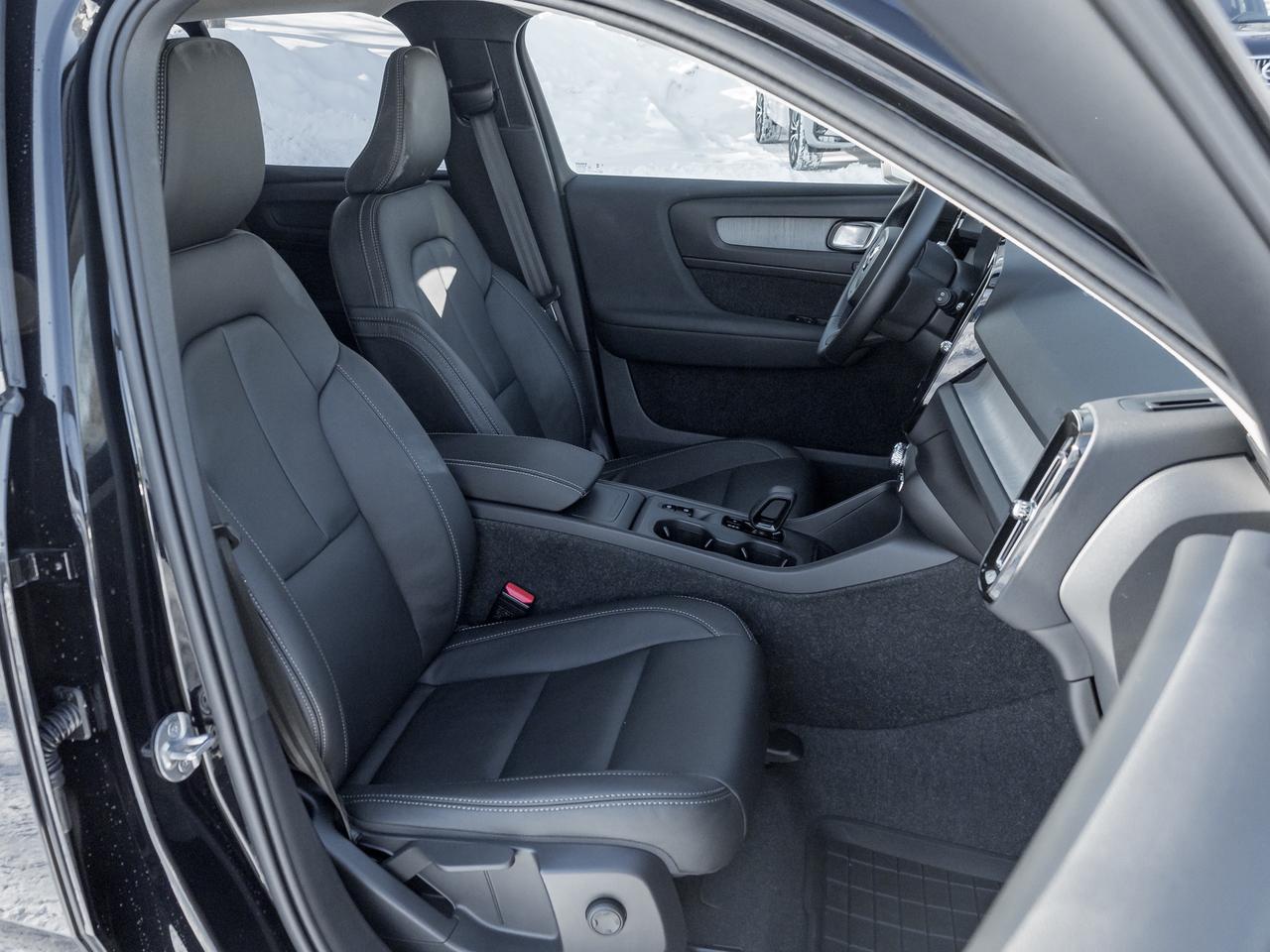 2025 Volvo XC40 B5 AWD Core Bright Theme  CPO FIN RATE 3.49%*-4%* Photo