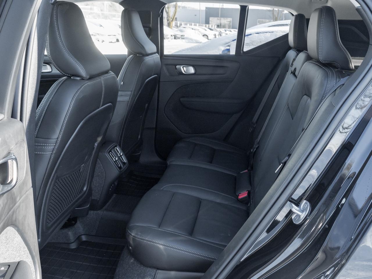 2025 Volvo XC40 B5 AWD Core Bright Theme  CPO FIN RATE 3.49%*-4%* Photo