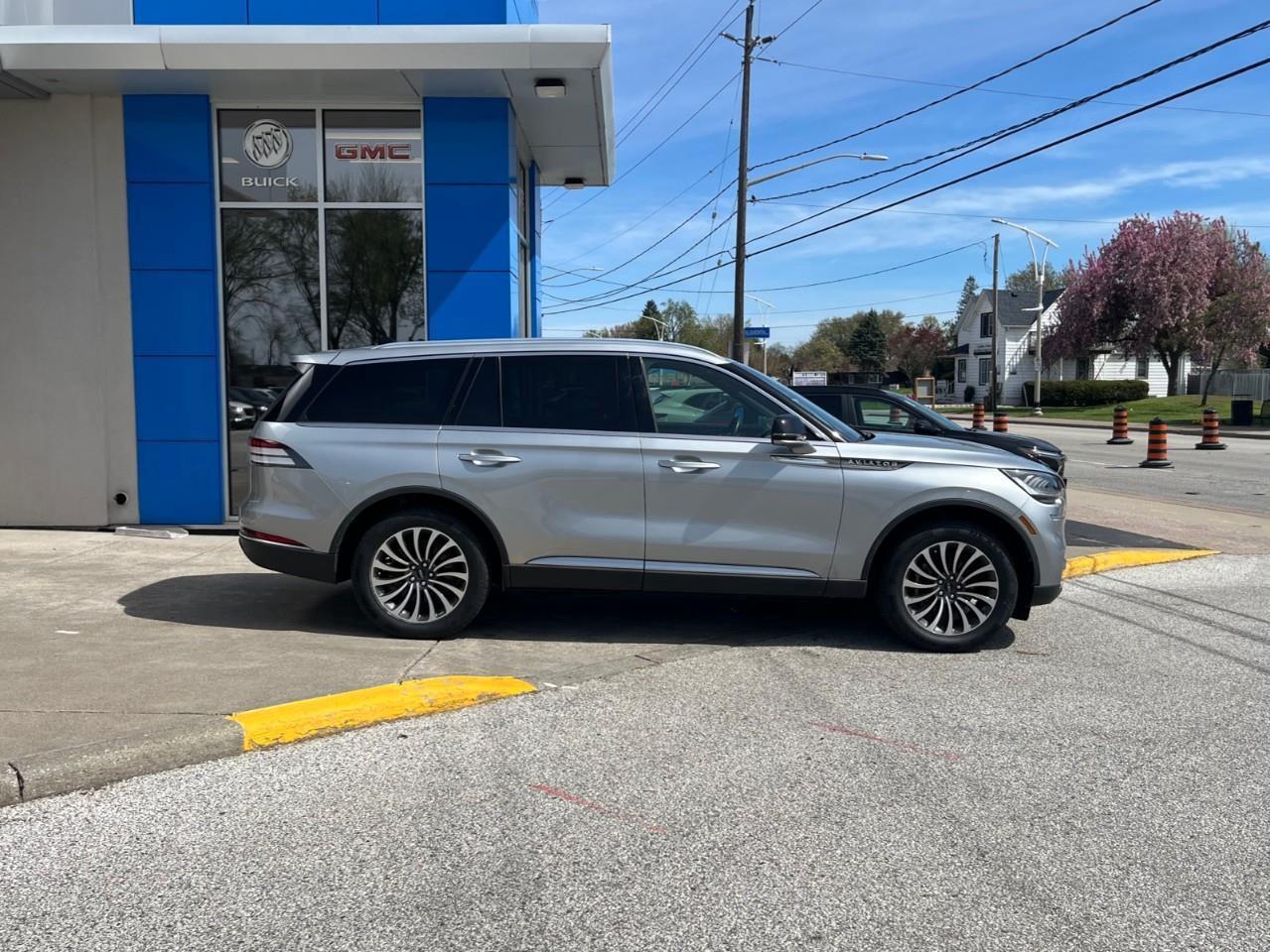 2023 Lincoln Aviator RESERVE PREMIUM FIT AND FINISH Photo3