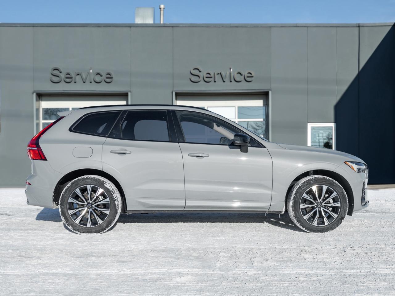 2025 Volvo XC60 B5 AWD Core Dark Theme  19" ALLOY WHEEL  VOLVO CPO Photo4