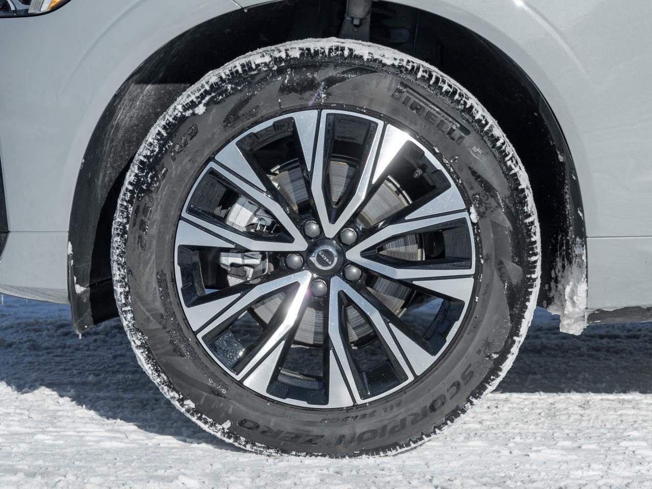 2025 Volvo XC60 B5 AWD Core Dark Theme  19" ALLOY WHEEL  VOLVO CPO Photo