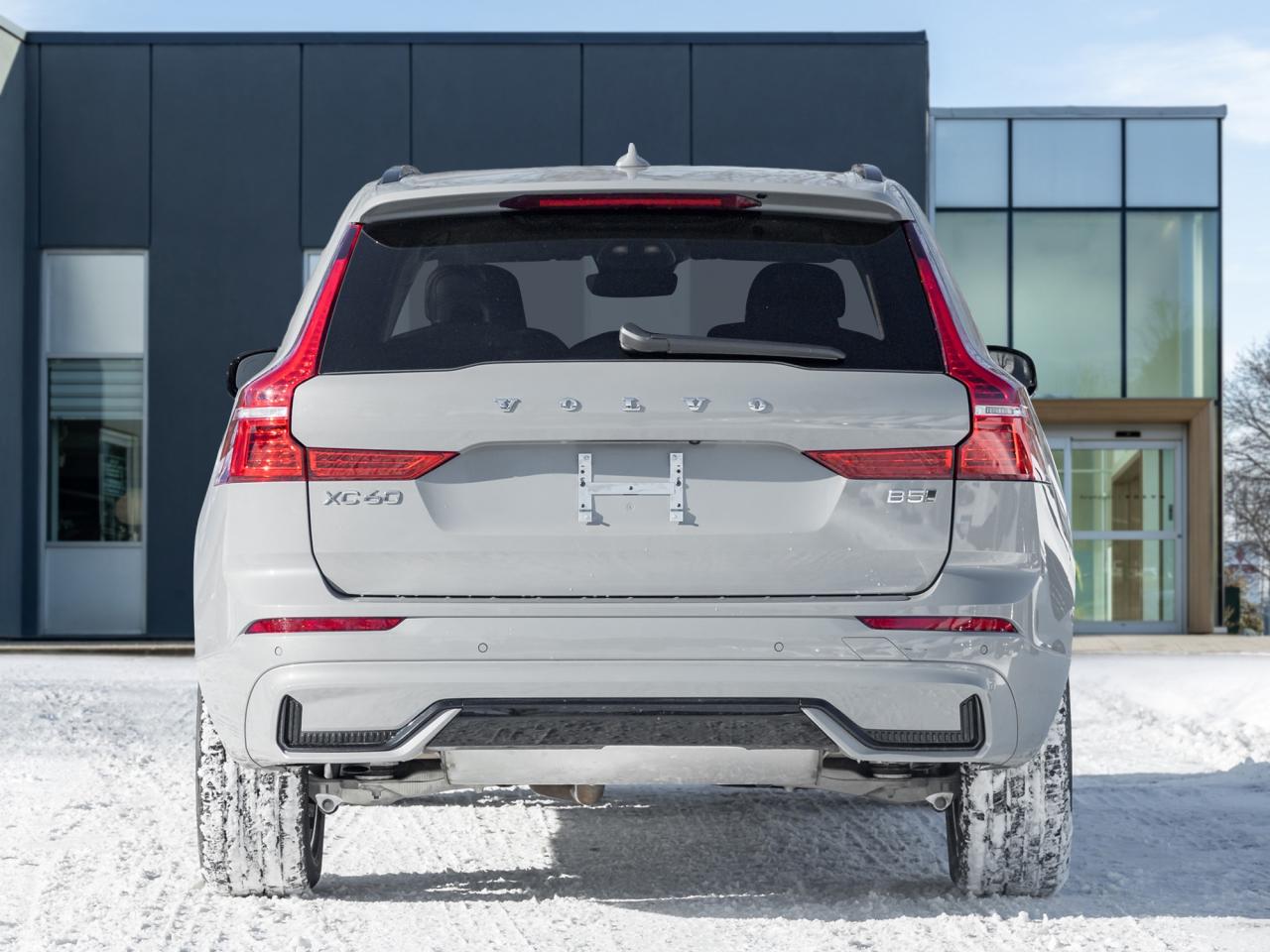 2025 Volvo XC60 B5 AWD Core Dark Theme  19" ALLOY WHEEL  VOLVO CPO Photo