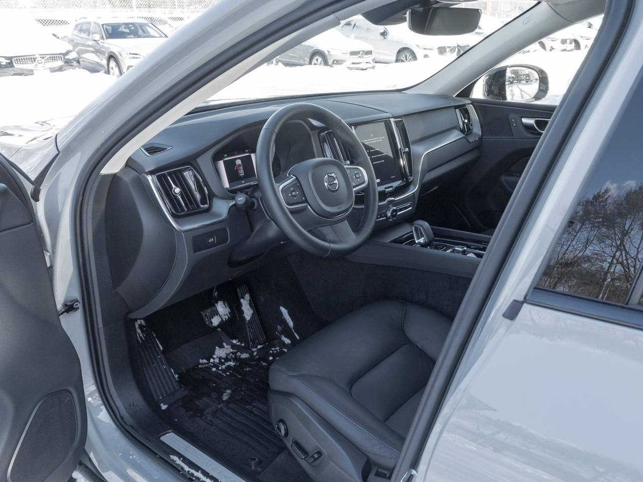 2025 Volvo XC60 B5 AWD Core Dark Theme  19" ALLOY WHEEL  VOLVO CPO Photo